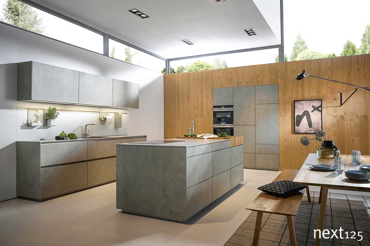 Moderne grifflose Küche Moderne grifflose Küche von next125 in Betonoptik kombiniert mit hellem Holz.