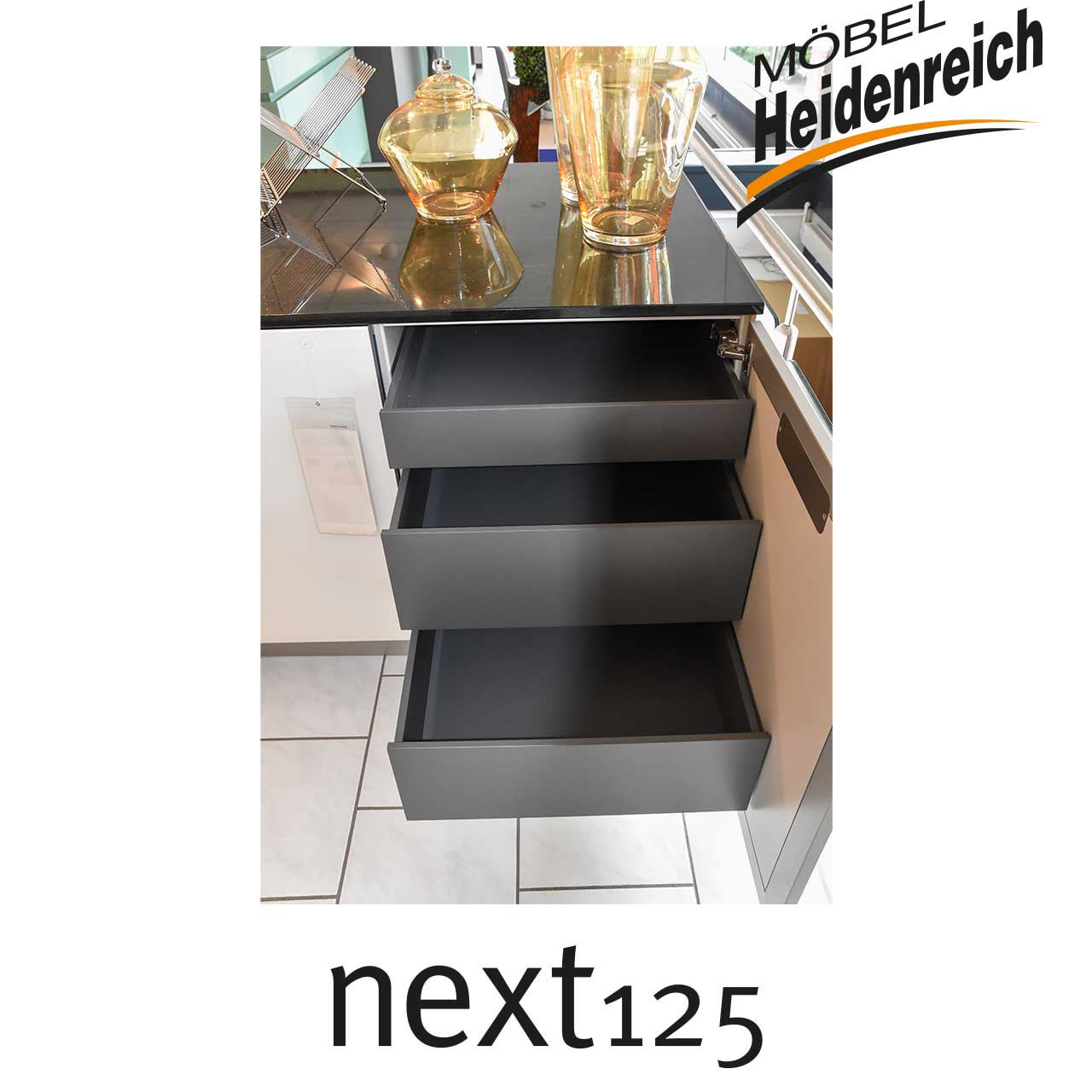 Graue Schubkästen mit ausgezogenen Schubladen.