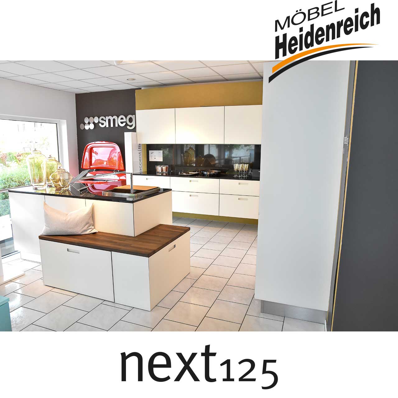 Anderer Blickwinkel auf den Sitzbereich mit Unterschränken.