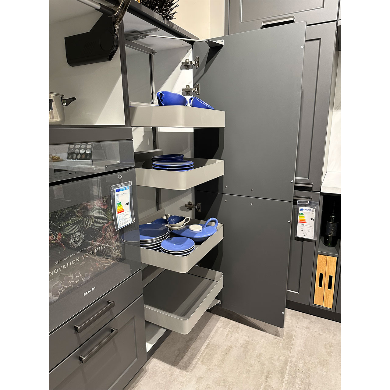 Praktische Auszüge im rechten Hochschrank bieten guten Überblick.