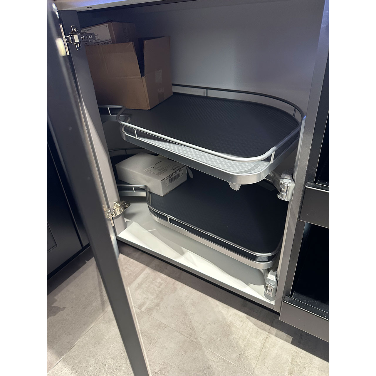 Durch die praktischen Auszüge ist der richtige Topf leicht gefunden.