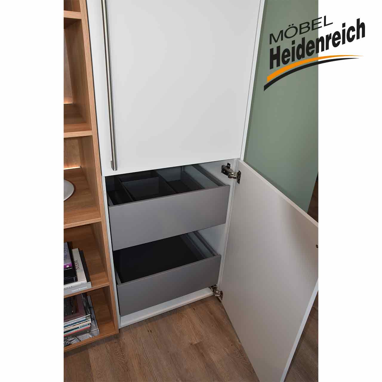 Geöffneter Unterschrank bietet Blick auf zwei graue Innenschubladen.