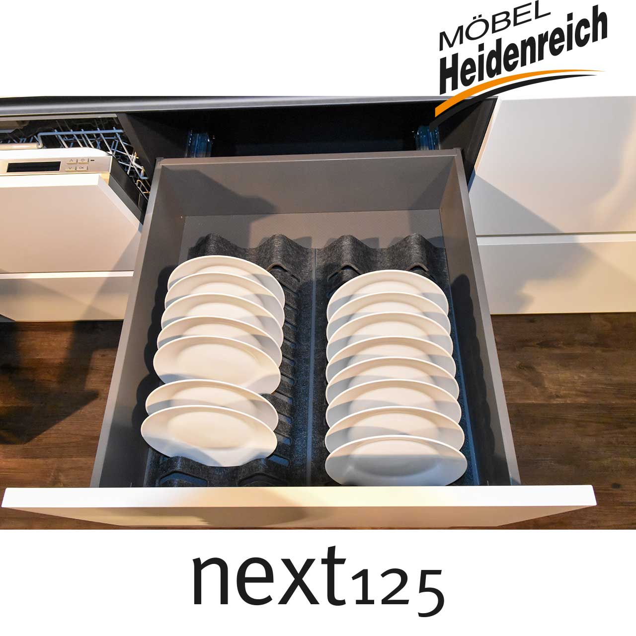 Einblick in Schublade mit Einsatz für Teller.