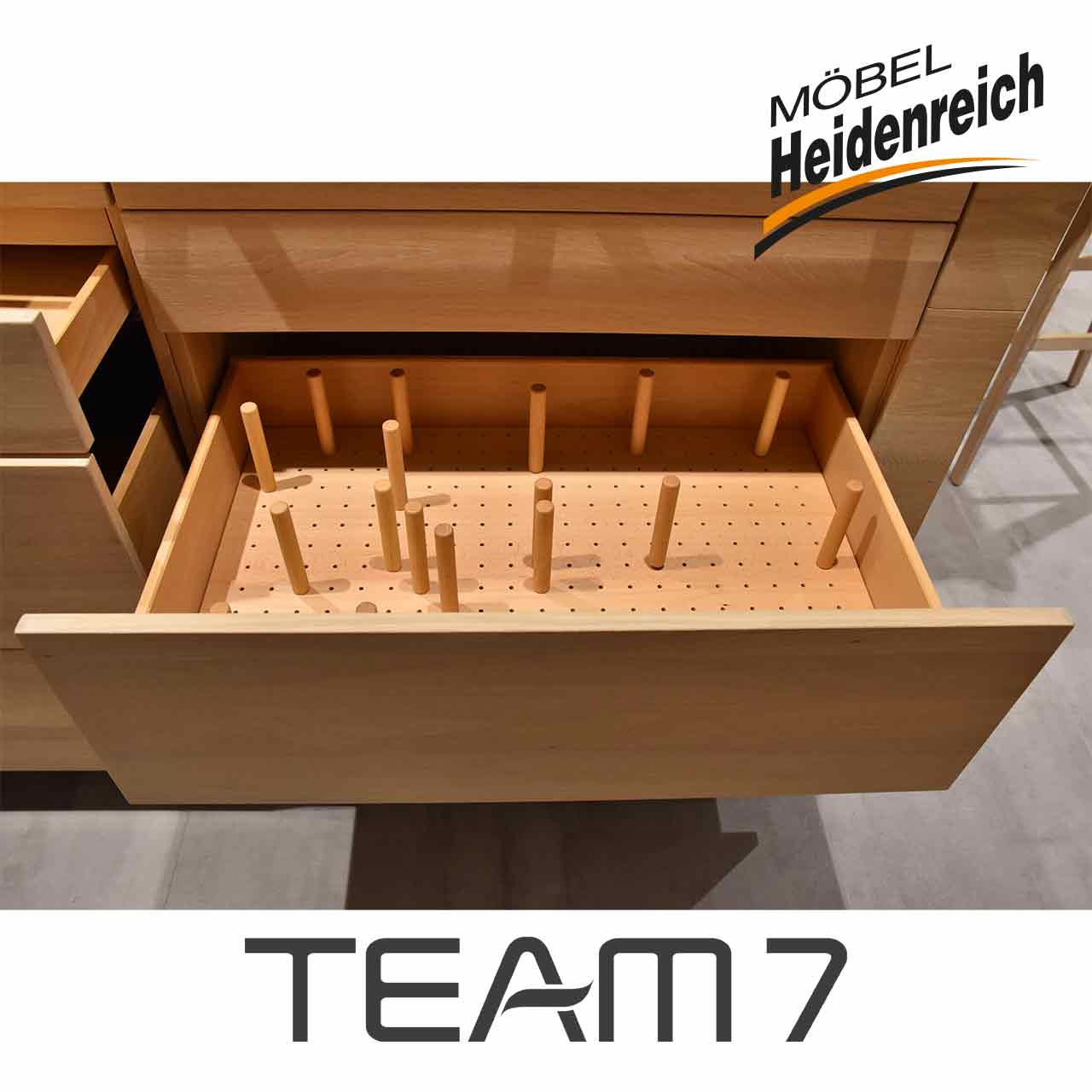 Schublade mit Einsätzen für die Einordnung von Töpfen