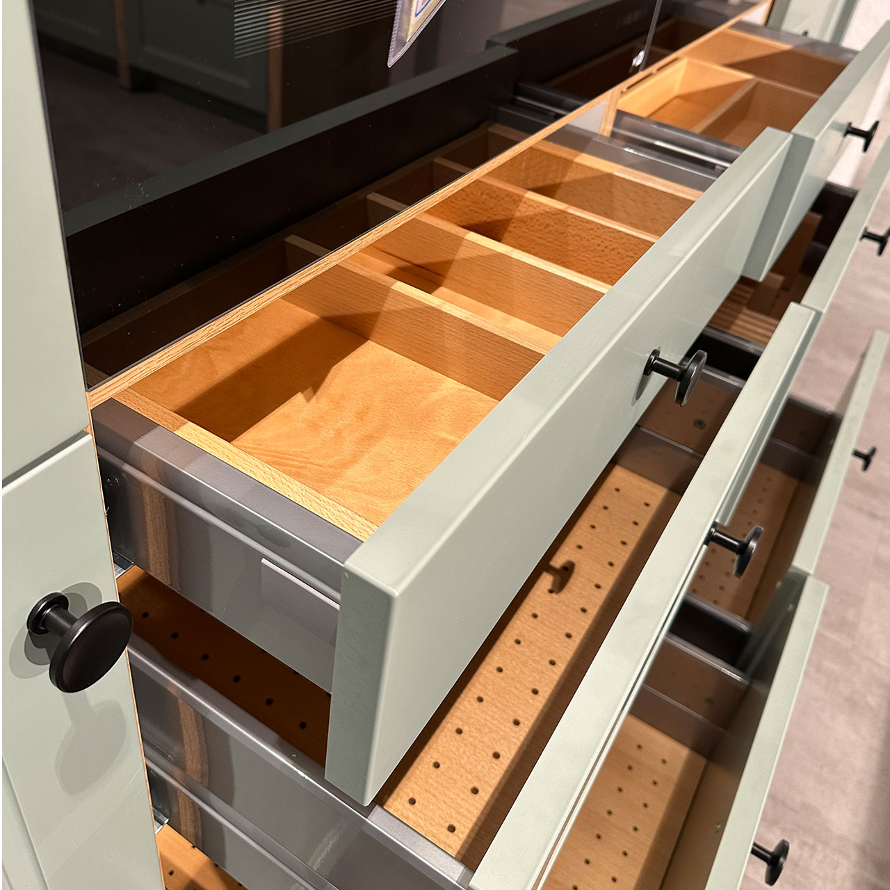 Die Schubladen bieten praktische Holzeinsätze als Ordnungshilfe