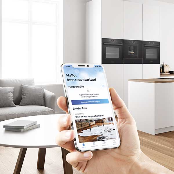 Bild mit Mobiltelefon mit Smart Home App, von dem aus die Küchenfunktionen gesteuert werden können.