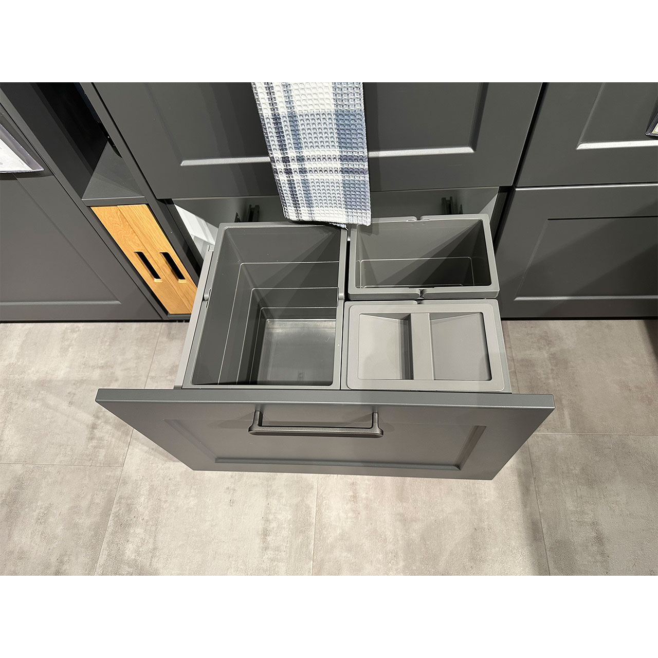 Praktischer Müllsammler unter der Spüle sorgt für Ordnung