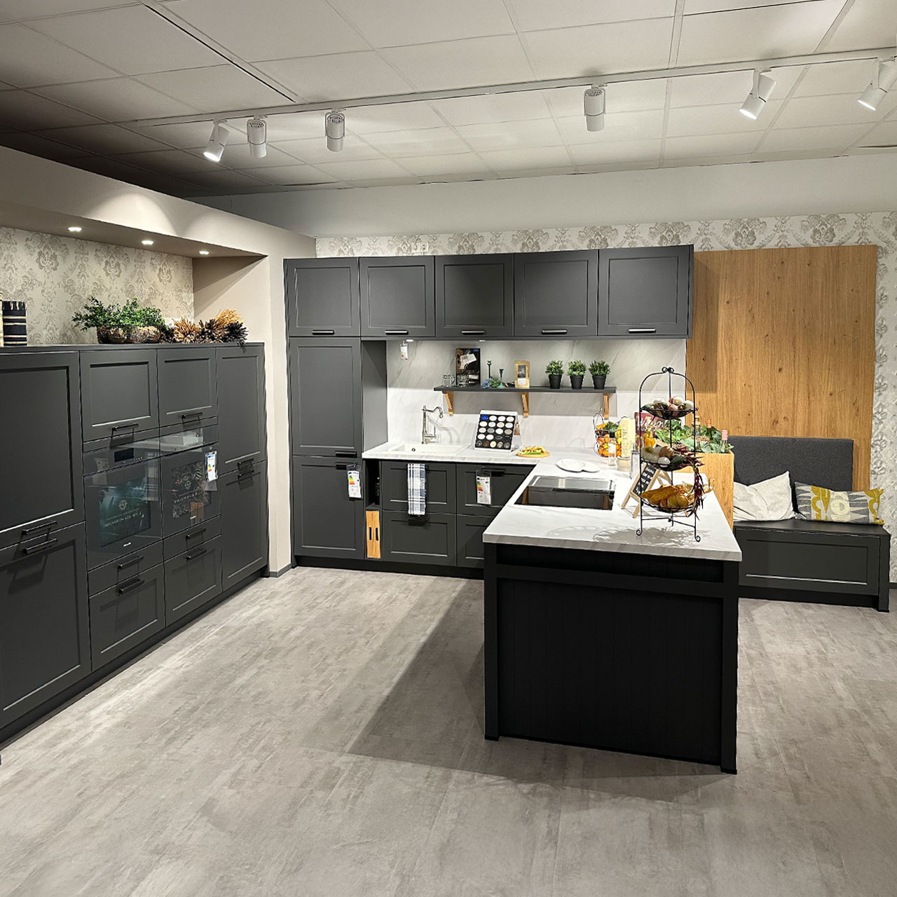 Moderne Küche im Landhausstil mit zwei Zeilen und Kochinsel , daneben eine Bank mit Ausziehfach