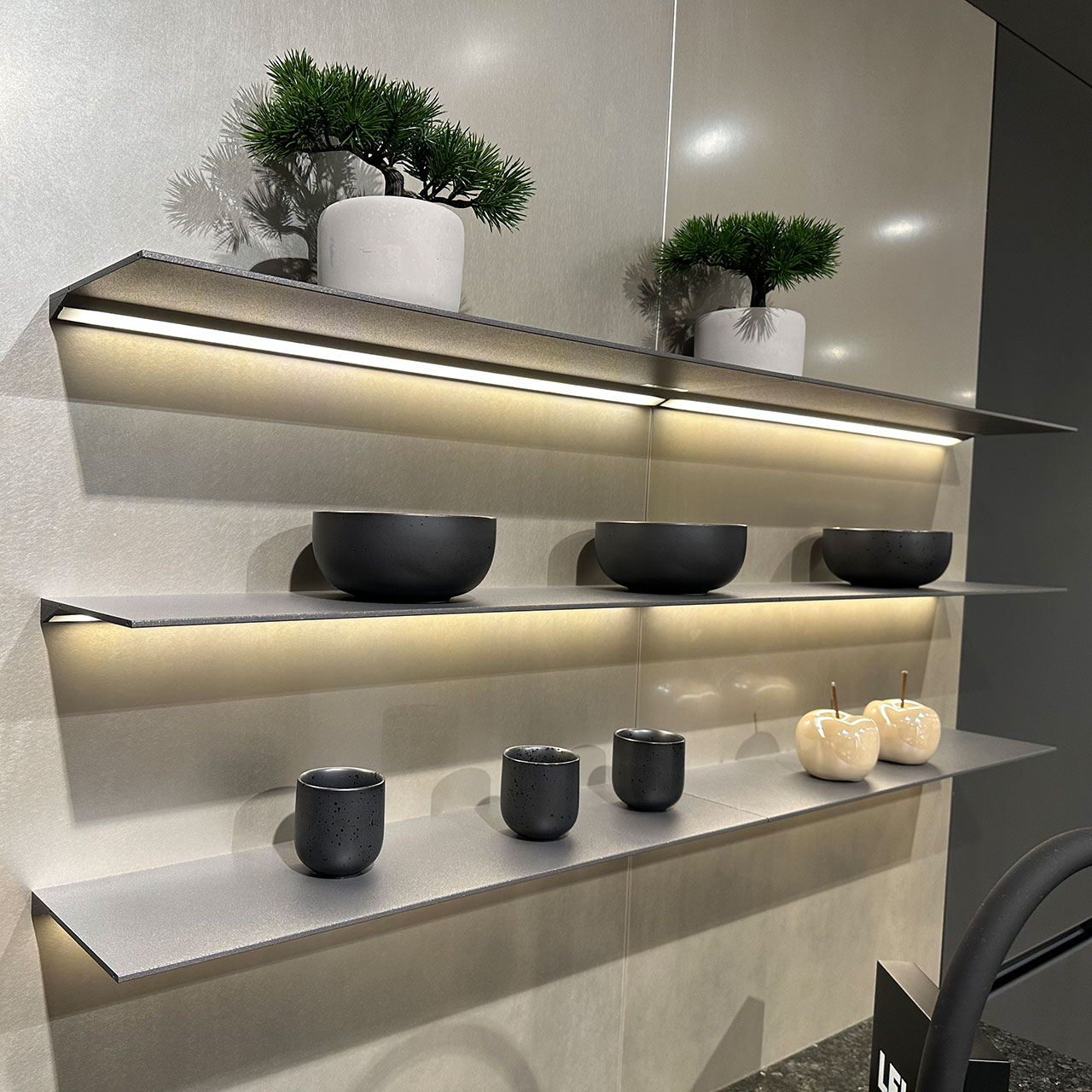 Drei beleuchtete Bords hängen übereinander und bieten Raum für Praktisches oder Deko.