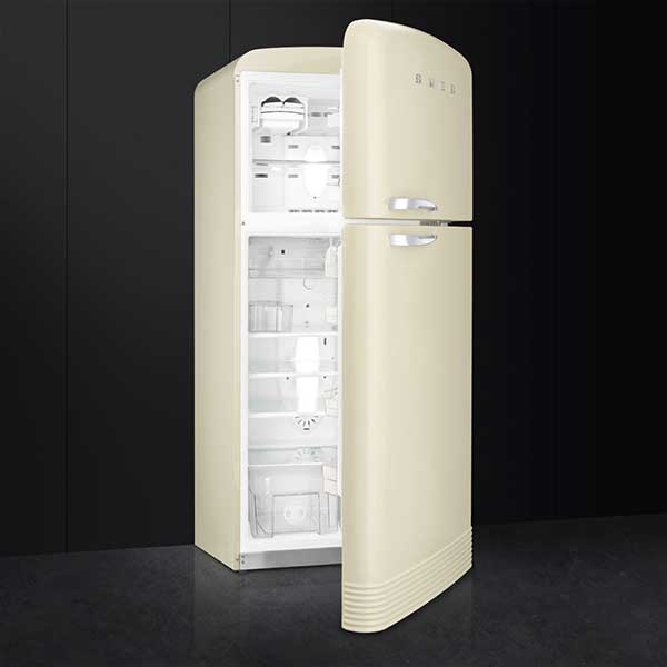 Geöffneter cremefarbener SMEG Kühlschrank als Symbolbild.