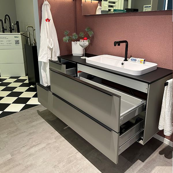 Detailaufnahme Unterschrank mit zwei geöffneten Schubladen.