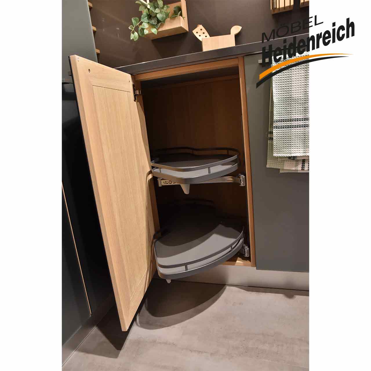 Geöffneter Unterschrank mit zwei Böden