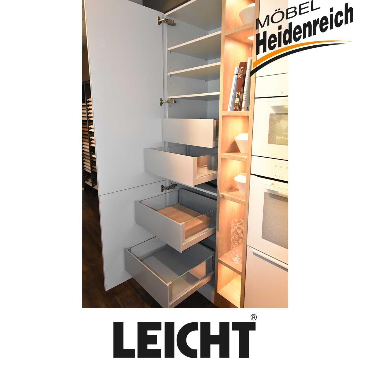 Hochschrank mit ausgezogenen Schubladen.