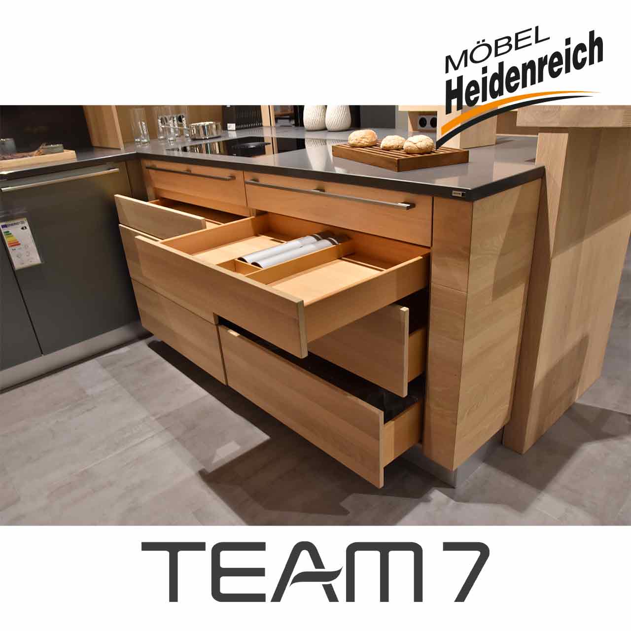 Unterschrank mit geöffneten Schubladen.