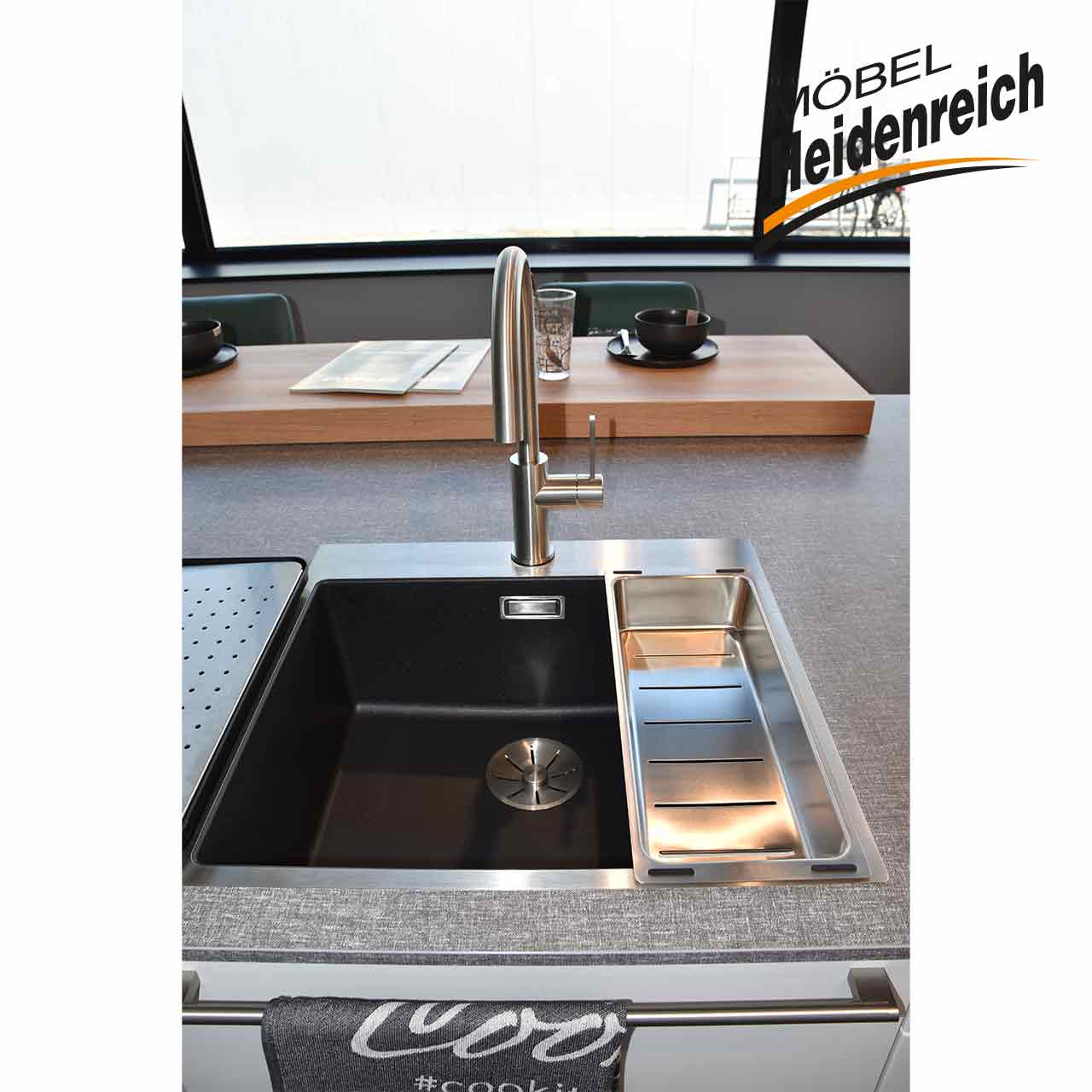 Edelstahlspüle mit Blick von oben. Rechts ein Abtropfbecken.