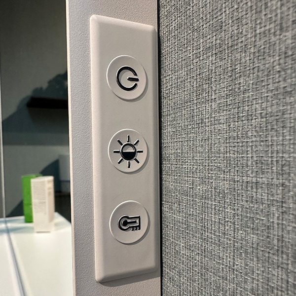 Detailaufnahme der Spiegelsteuerung.