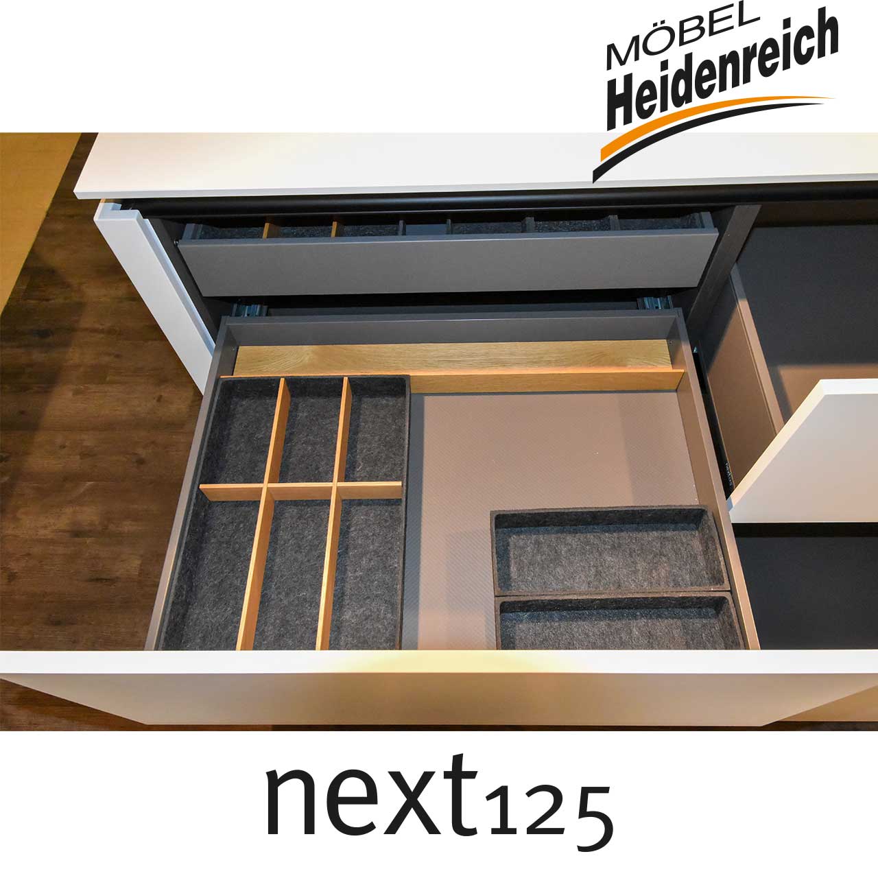 Blick in eine andere Schublade mit Besteckeinsatz.