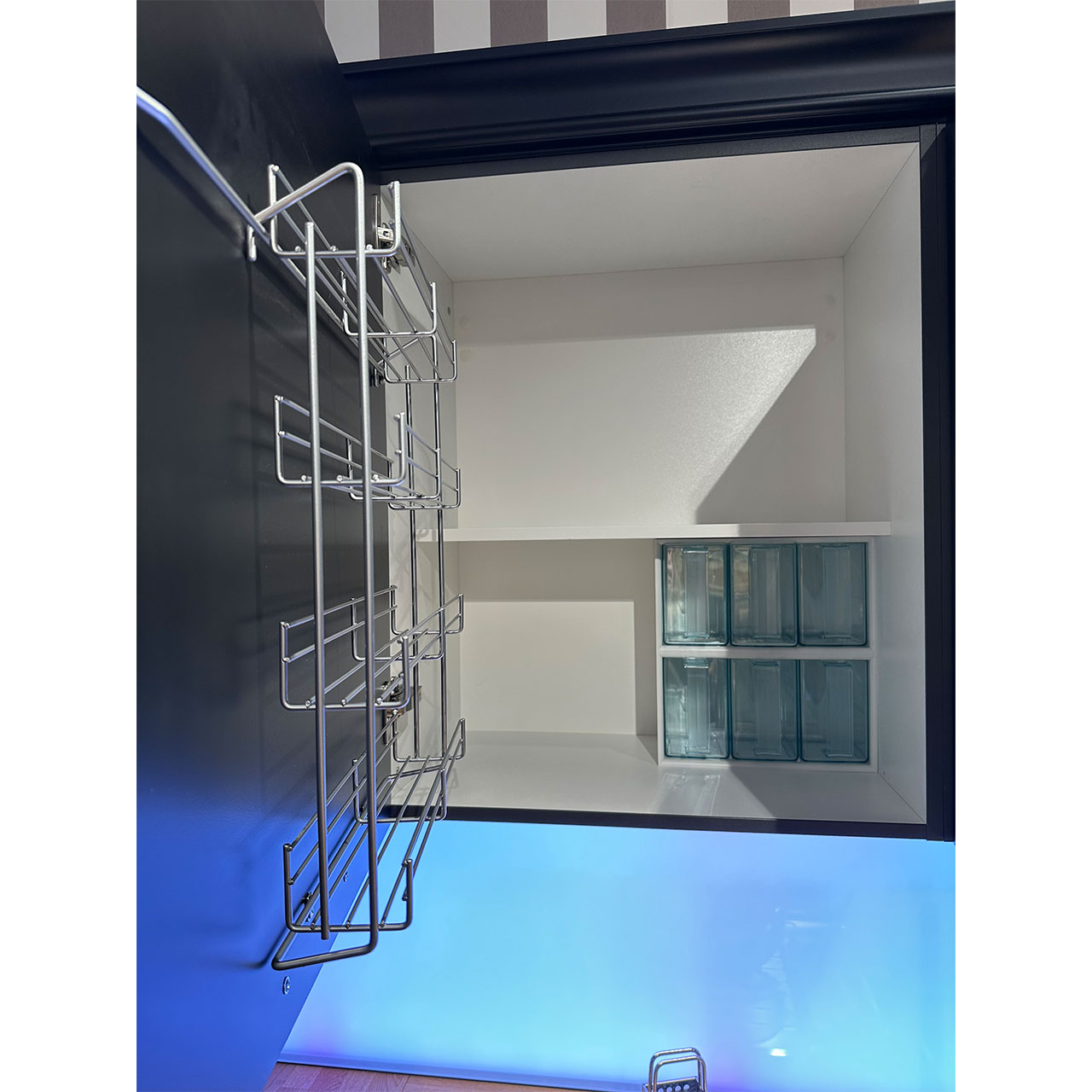 Links ein praktisches Gewürzregal an der Innentür des Oberschrankes, im unteren  Fach sechs praktische Schütten.