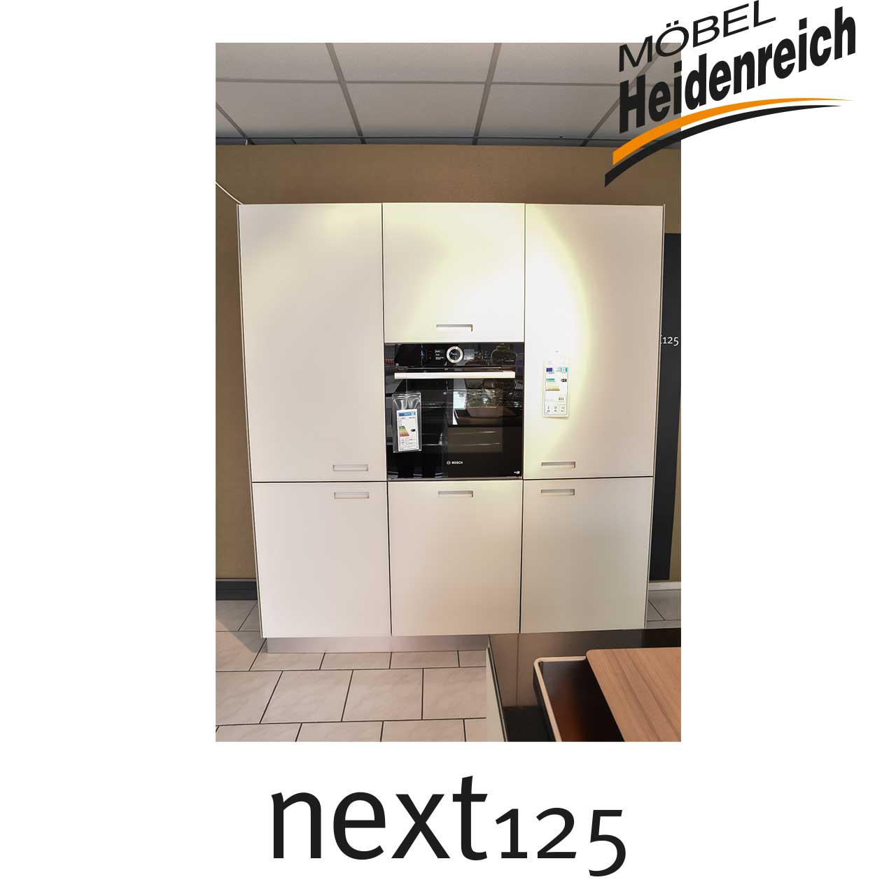Küchenzeile weiß mit Herd und Kühlschrank eingebaut.