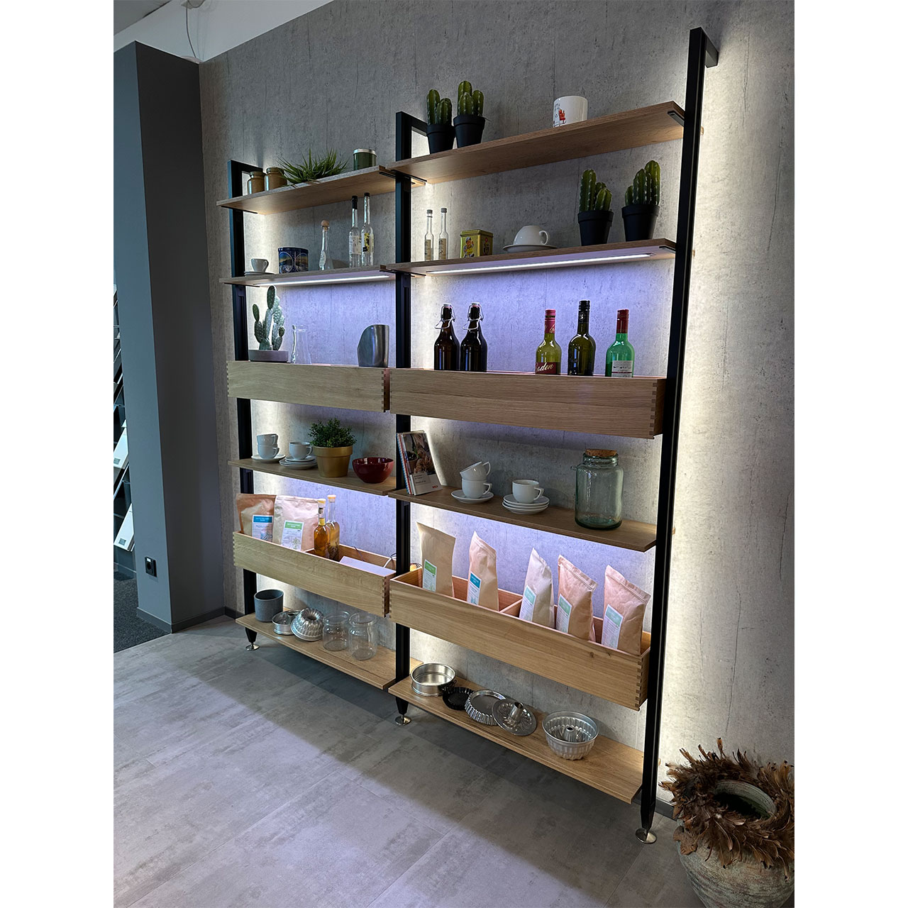 Beleuchtetes Doppel-Regal mit Metallgestell und Holz-Ablageflächen