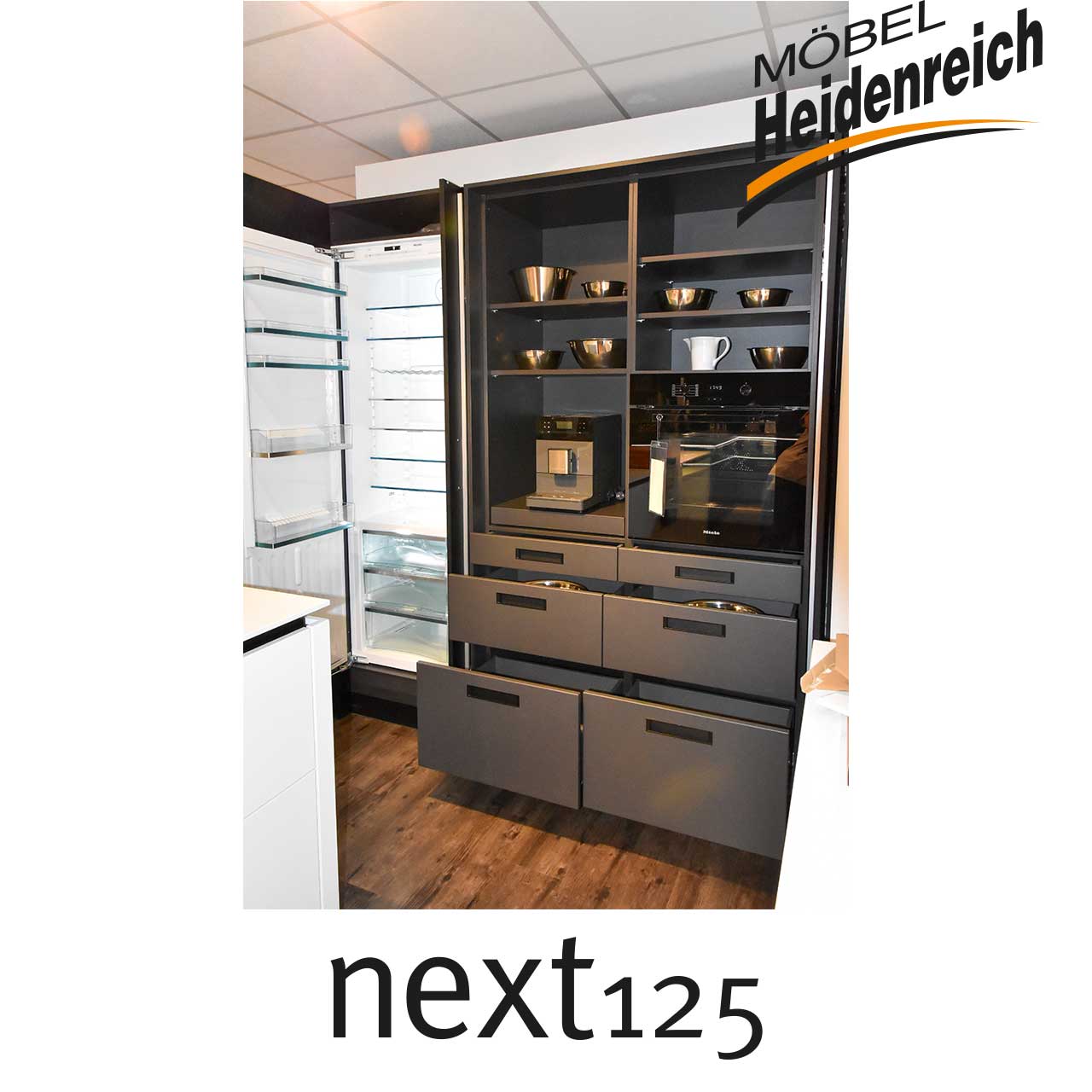 Gleiche Küchenzeile mit geöffneten Schubladen.