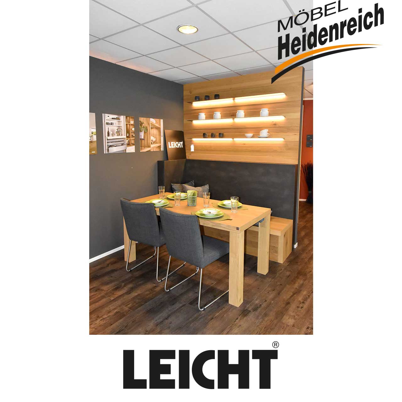 Blick auf Essecke mit Regalen an der Wand.
