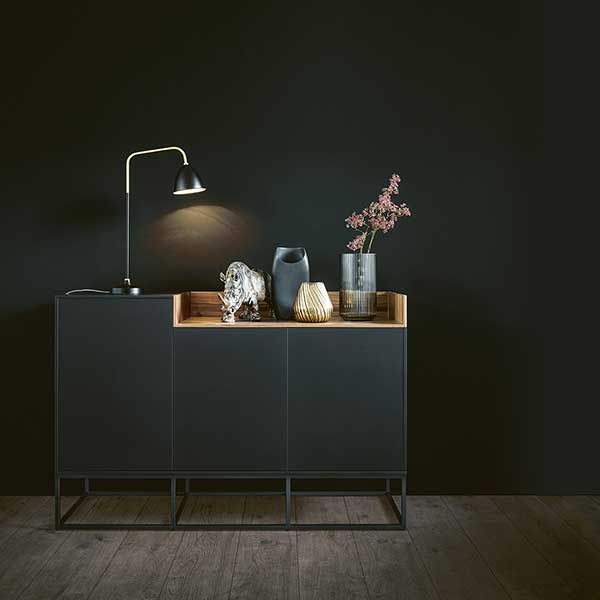 Dunkelgraues Sideboard mit drei Türen und Gestell passend zu Küchenfronten.