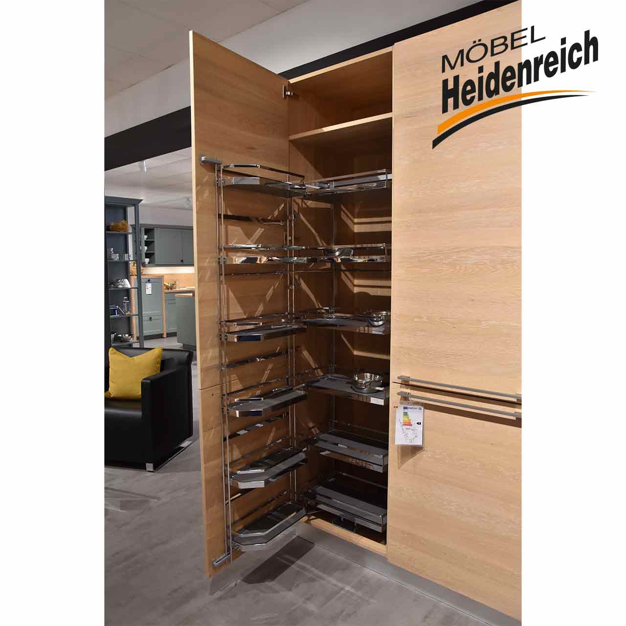 Geöffnete Schranktür, an der ein Regal für Gewürze befestigt ist