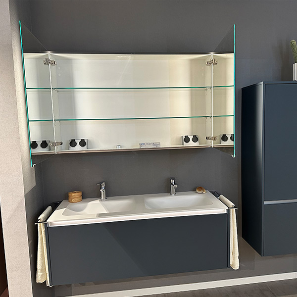 Geöffneter Spiegelschrank. Es sind zwei Doppelsteckdosen rechts und links vorhanden.