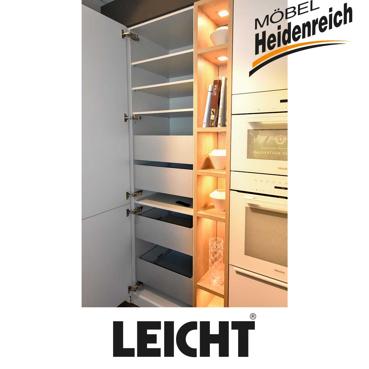 Blick in den Hochschrank, es sind oben vier Fächer und darunter vier Schubladen sichtbar.