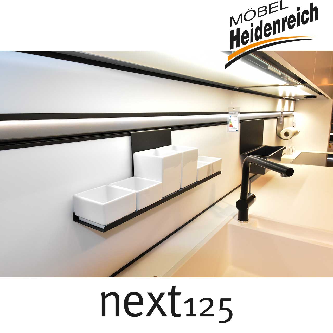 next125 Küche - Detail Hängeregal Kleines Regal mit sechs weißen Schälchen über der Spüle.