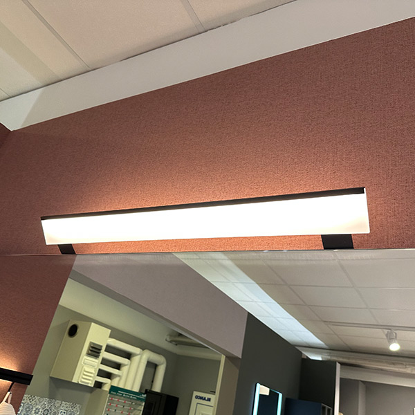 Detailaufnahme der eckigen Aufsatzleuchte.