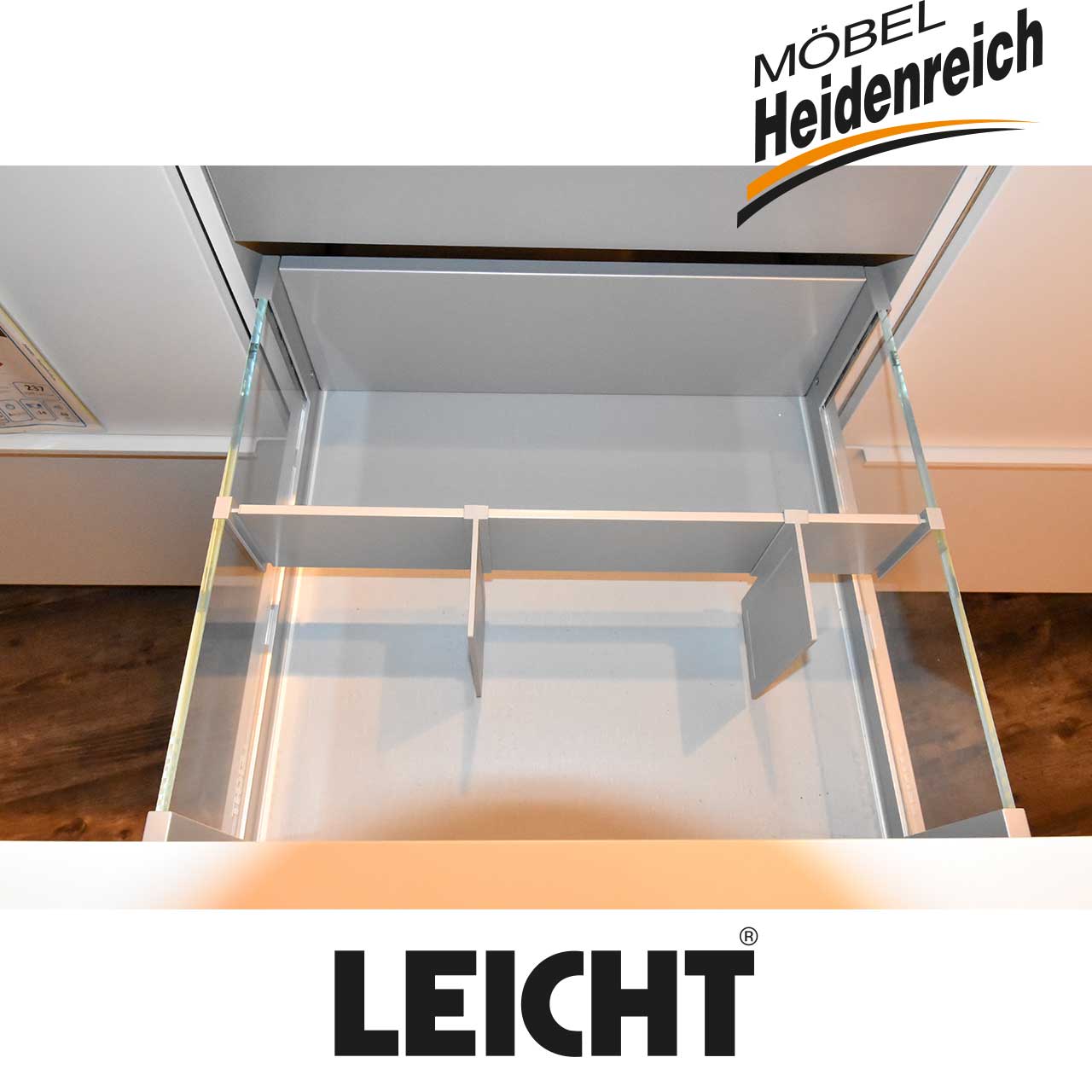 Ausgezogenes Schubfach mit Einteilungen für Töpfe oder Pfannen.