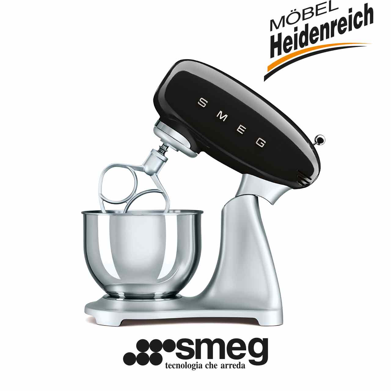 Rührgerät mit silbernem Fuß und schwarzem Oberteil mit SMEG Logo. Edelstahl-Rührschüssel steht auf dem Fuß.