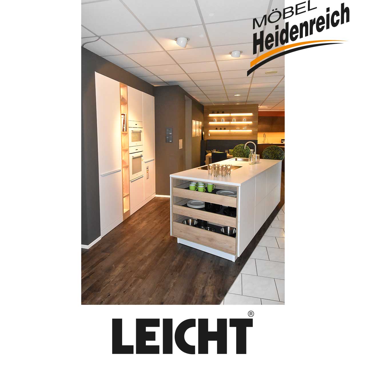 LEICHT Küche - Tocco Helle Einbauküche mit Koch- und Spülinsel auf der rechten Seite.