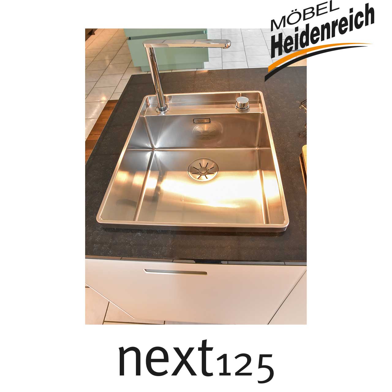 Edelstahlspüle glänzend mit passender Armatur.