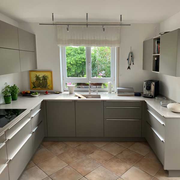 Küche Familie Breul U-förmige Küche mit Ober- und Unterschränken in hellem Farbton .