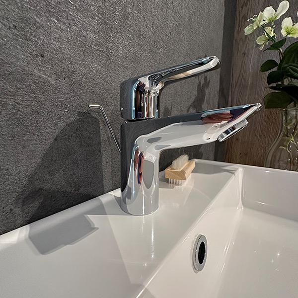 Detailaufnahme der Armatur Chrom glänzend mit Einarmhebel.