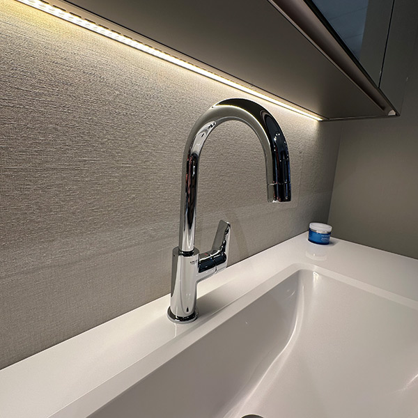Detailaufnahme der Armatur in Chrom mit Einhandmischer.