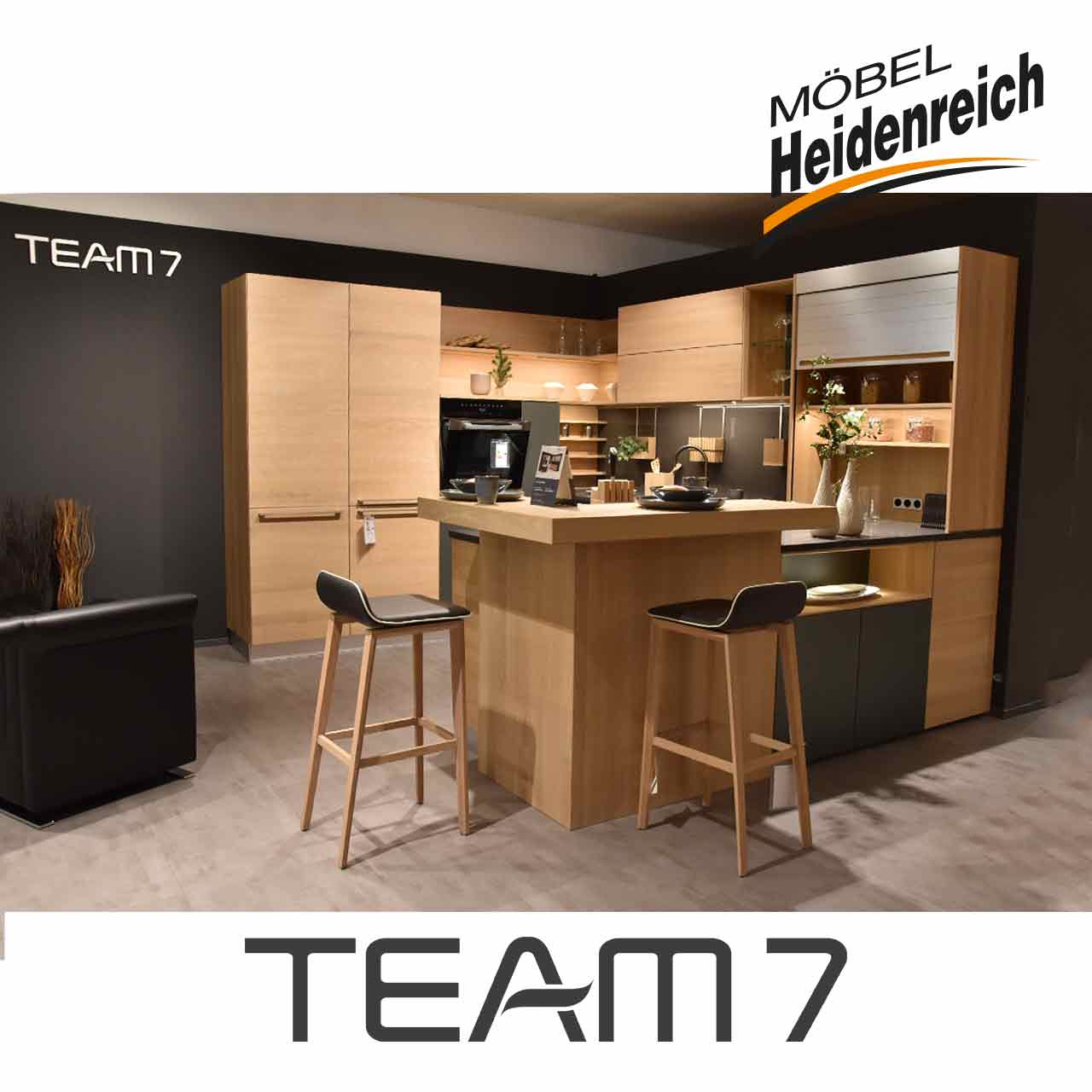Team7 Küche - Eiche Weißöl Küchenmöbel in heller Eiche mit Dekoration