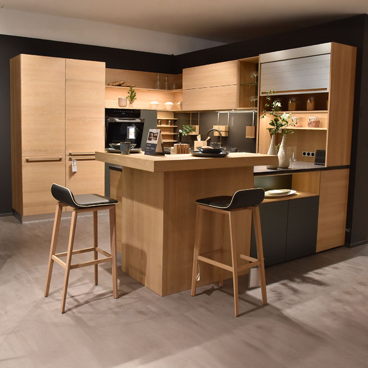 Küchenmöbel in heller Eiche mit Dekoration