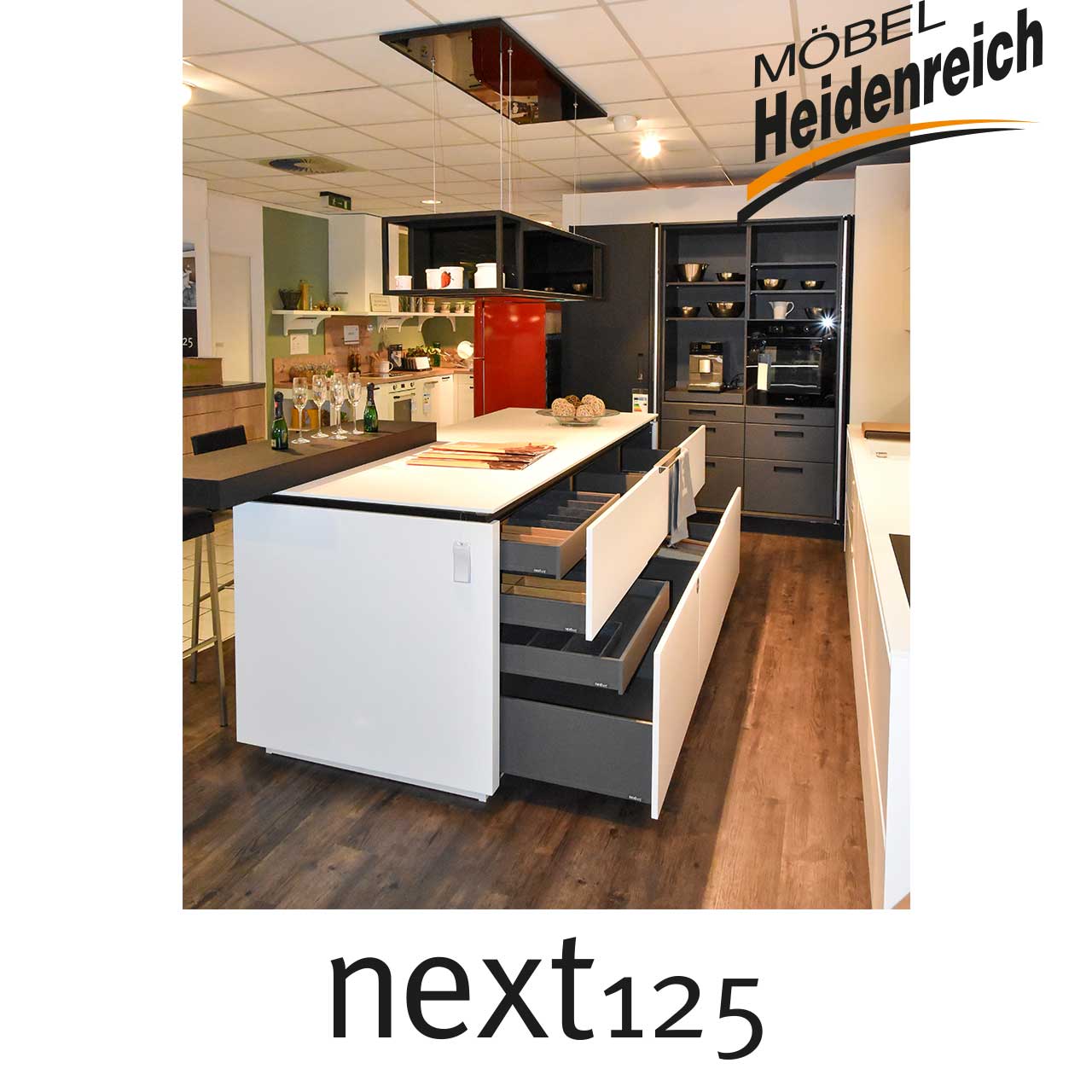 Kücheninsel mit geöffneten Schubladen.