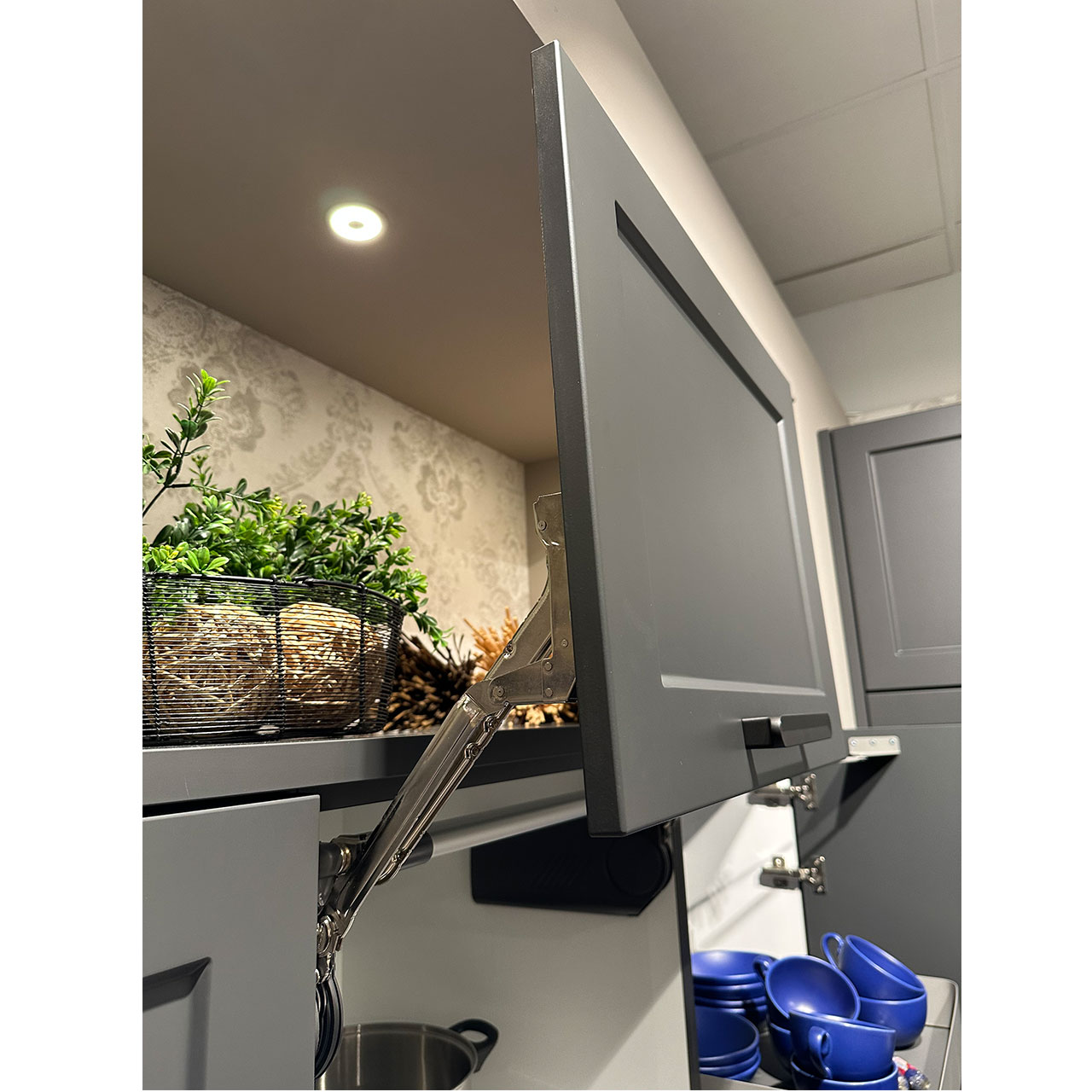 Oberschrank mit Klappe in Detailaufnahme