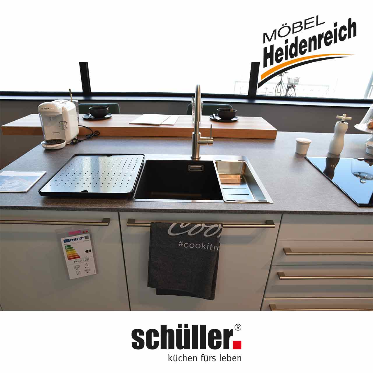 Edelstahlspüle mit passender Armatur.