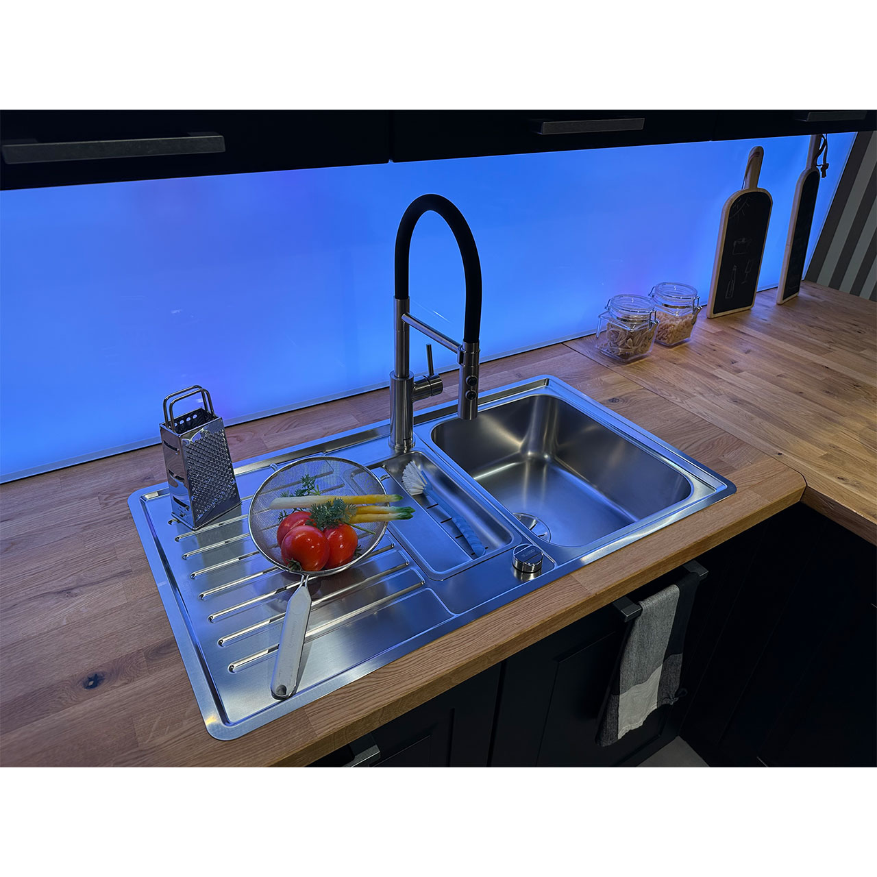 Edelstahlspüle mit gebogener Armatur