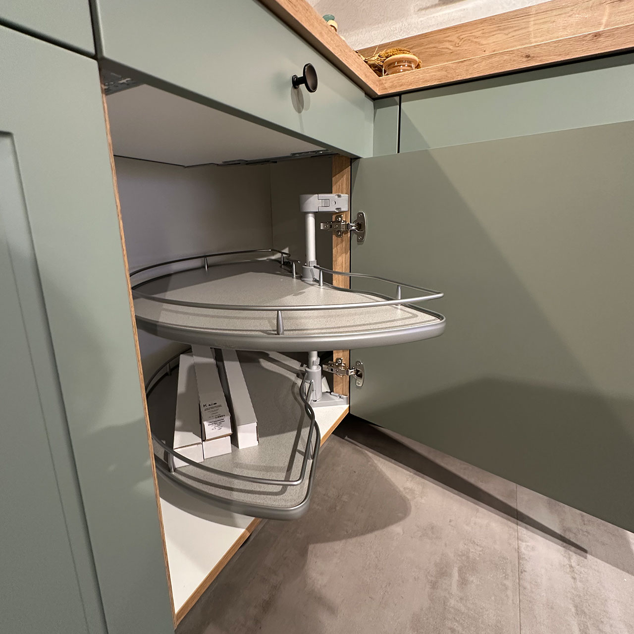 Im Unterschrank ein praktischer Karrussell-Auszug.