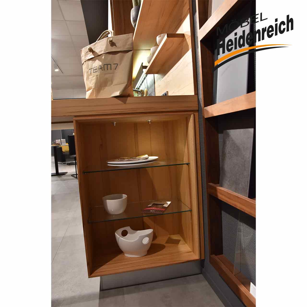 Regal-Unterschrank mit zwei Glasböden.