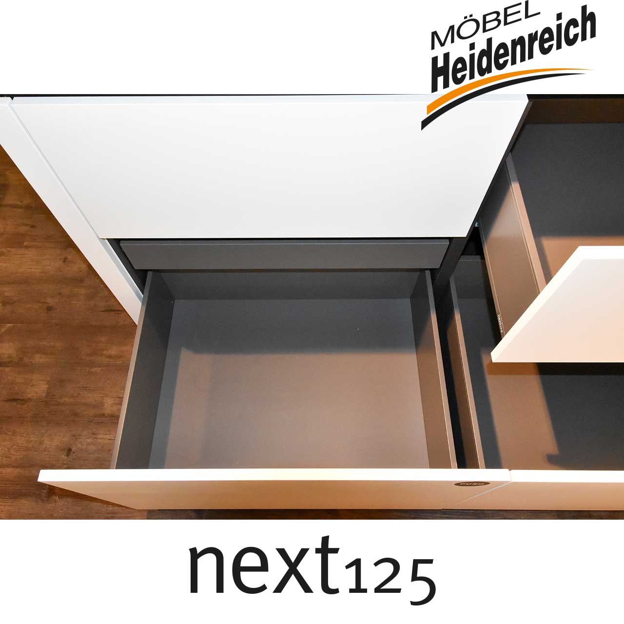 Blick in Schublade ohne Einsatz.