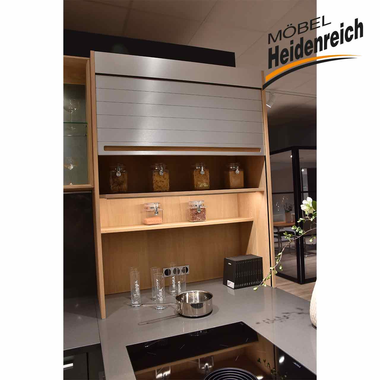 Oberschrank mit grauem Rollo