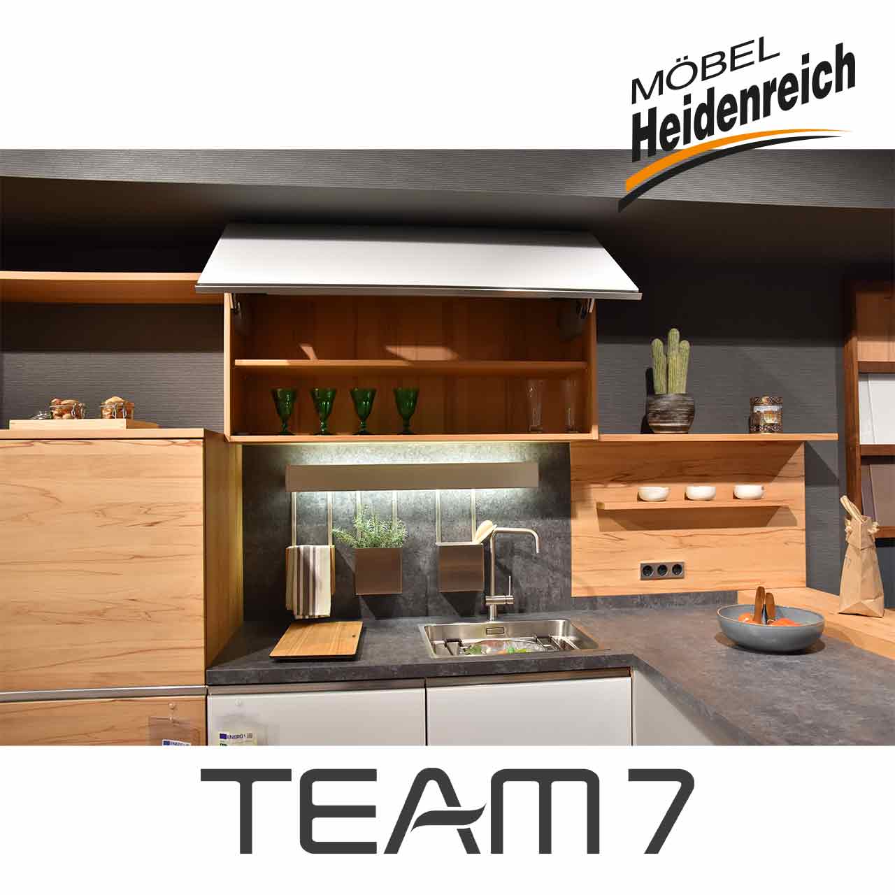 Team7 Küche - Detail Oberschrank Geöffneter Oberschrank, zwei Fächer dahinter sichtbar.
